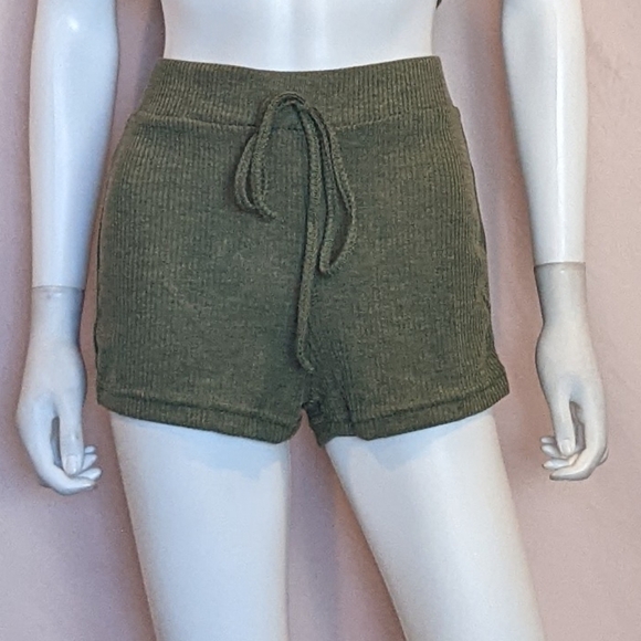 ChicMe Green Hooded Crop Top and Matching Shorts Lounge Set - Picture 3 of 8